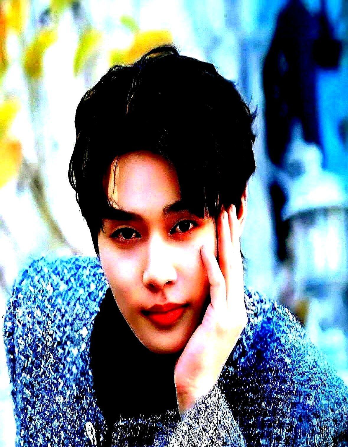 短剧塌了，演员没地儿站了。以前女三号一天六千，现在八百块还嫌贵。顶流也不扛大