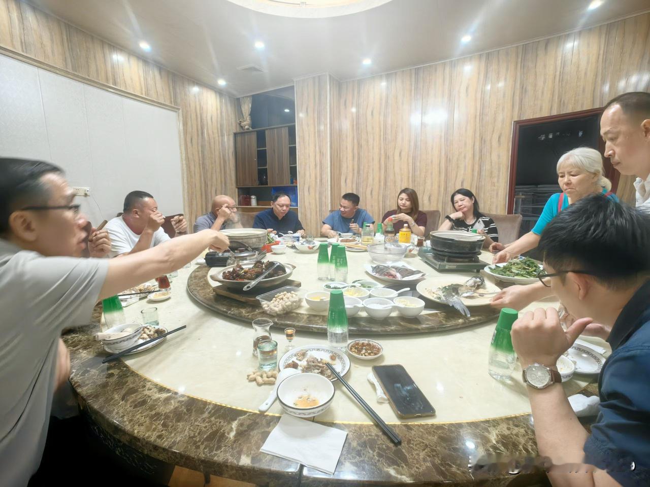 东莞餐饮圈周末交流饭局主打鲜货​莞香莞食人参酒鲜​鸡脆鲩烧鹅牛尾打边炉​美