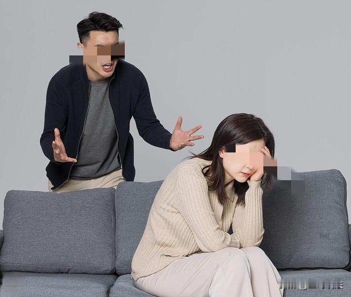 太冲动了！河南新乡，一村民在监控里发现，妻子和一男子在羊圈里亲密，村民大怒