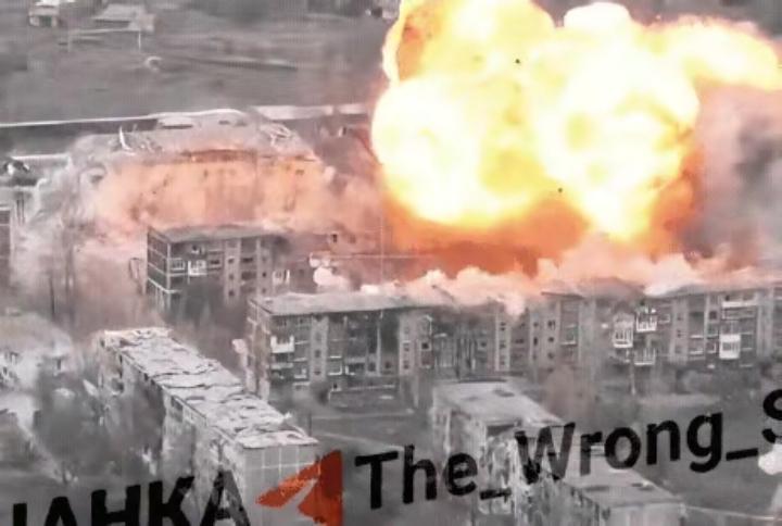 ​随着一声巨响，乌克兰38海军陆战旅已经不可能存在了。在大量建筑物中隐藏着乌克兰