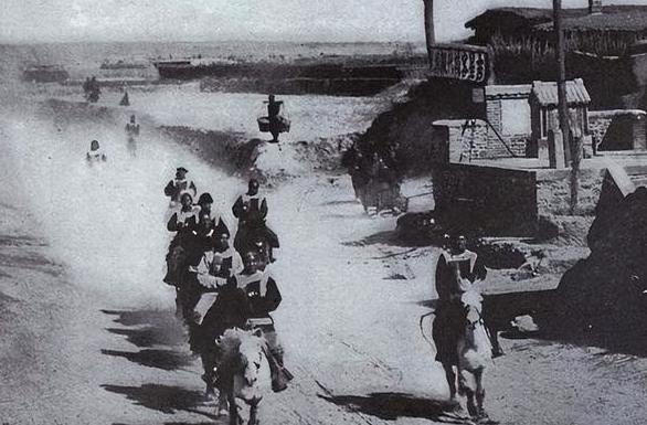 1944年11月，匪首宋殿元带着手下来到一个小村庄，见到有个妇人颇具姿色，命手下