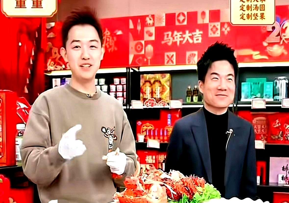 他喝药，我们吃螃蟹镜头里，蟹腿滋滋冒油，助理掰得满手汁水。董宇辉端着褐色药