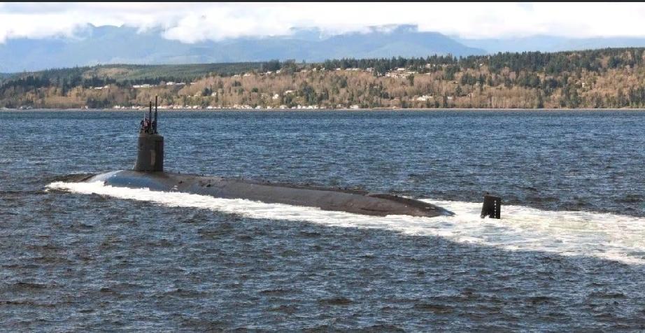 一艘被称为全球最强的核潜艇，偷偷摸摸地潜入熊猫家门口附近，结果“哐当”一