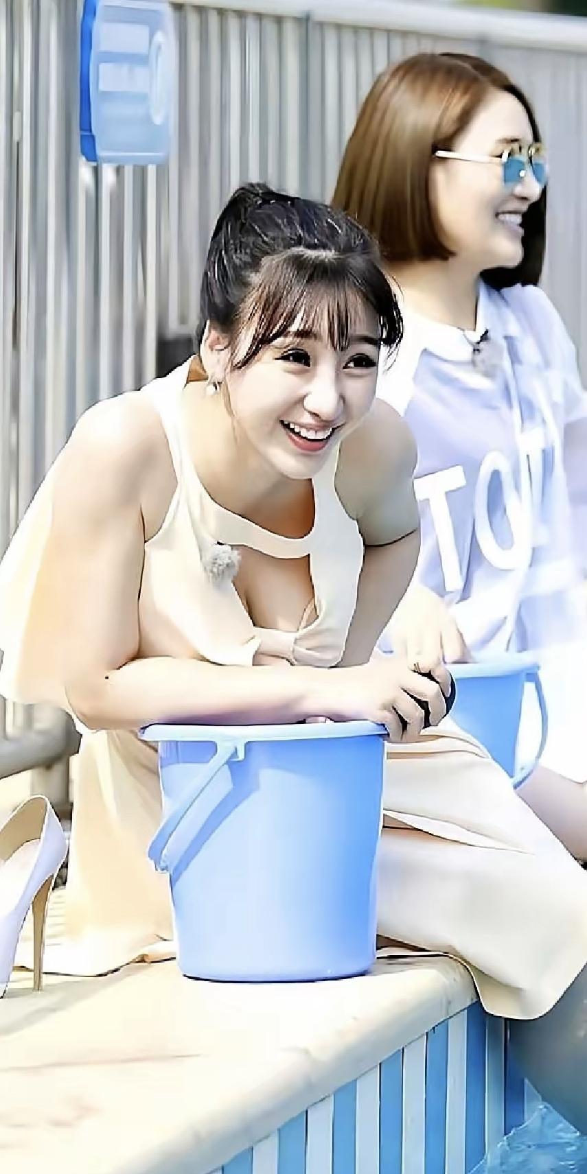 柳岩用手机拍了条视频，1500块的裙子穿出自然身材。官网上千件两小时卖完，服务器