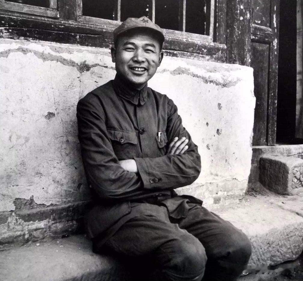 22岁的营长提刀冲上去：军长别慌，跟我杀！弯刀擦过徐海东的脖子。再深一寸，就
