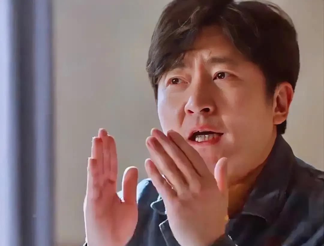 最高明的职场反击，往往看起来像在投降。我看见那个组长又拍着桌子训人，唾沫星子