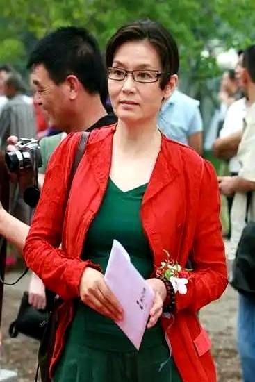 一间上海豪宅里，最贵的，可能是从未起过火的灶。潘红，明星，70岁，1992年在
