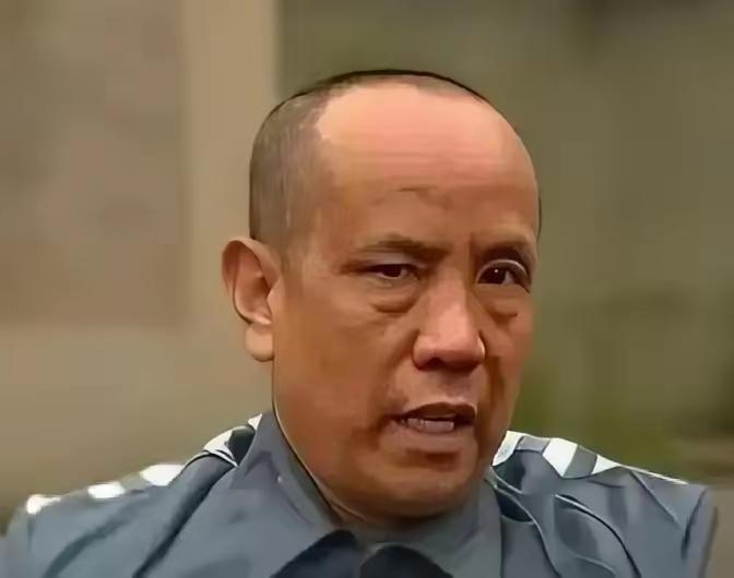 1988年，罪犯王金全趁狱警转身的空隙，一头钻进监区厕所的大便槽。从粪便槽内一寸