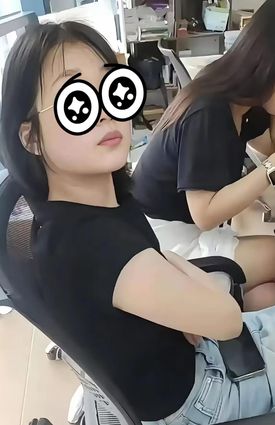 恶意投诉外卖小哥的后续来了！女主正脸被拍下，看着戴着个眼镜斯斯文文的，做出的事