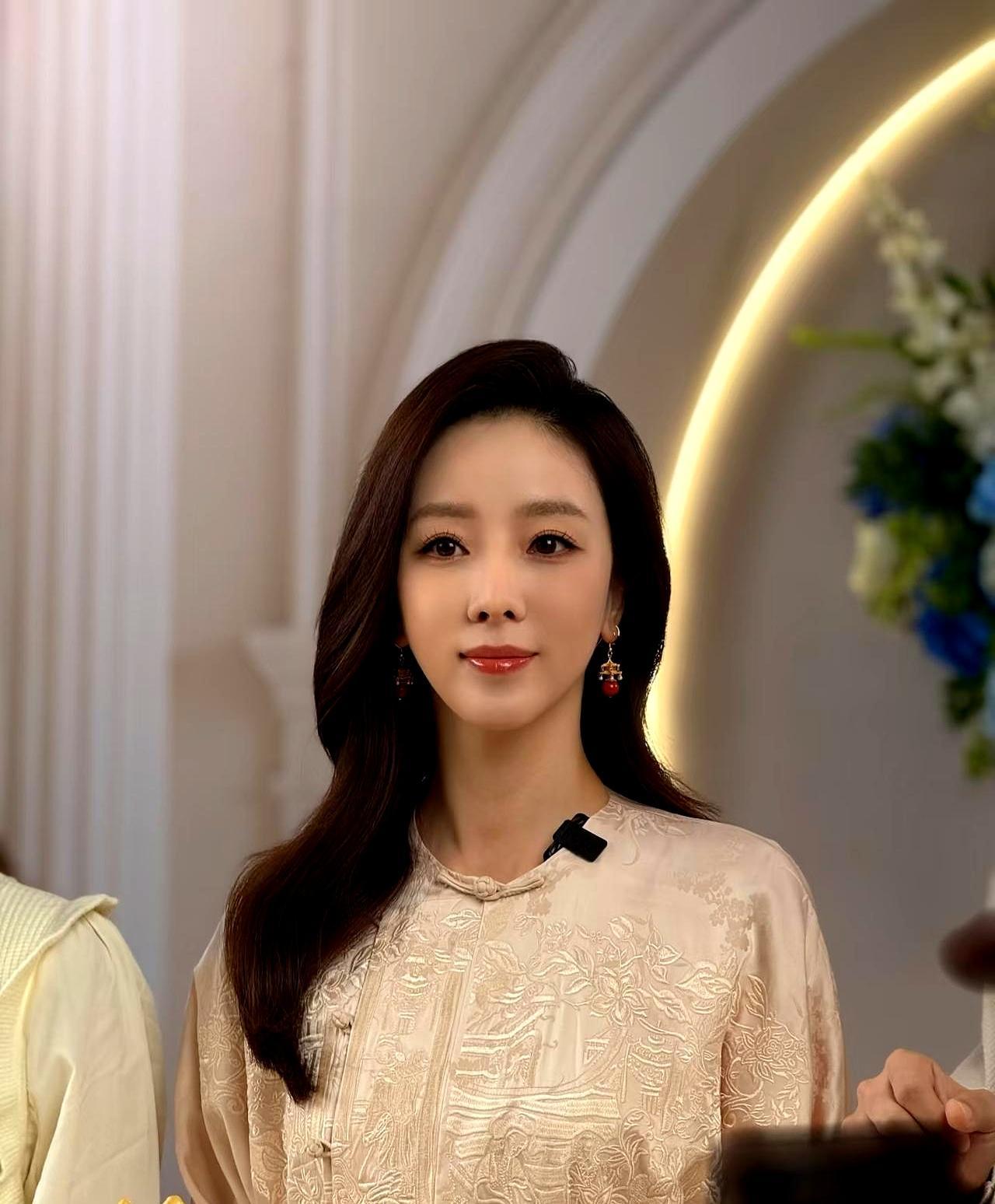 前央视一姐李思思，零下几度站县城土台子，鼻头冻得通红。你笑她掉价，她一场演出揣兜