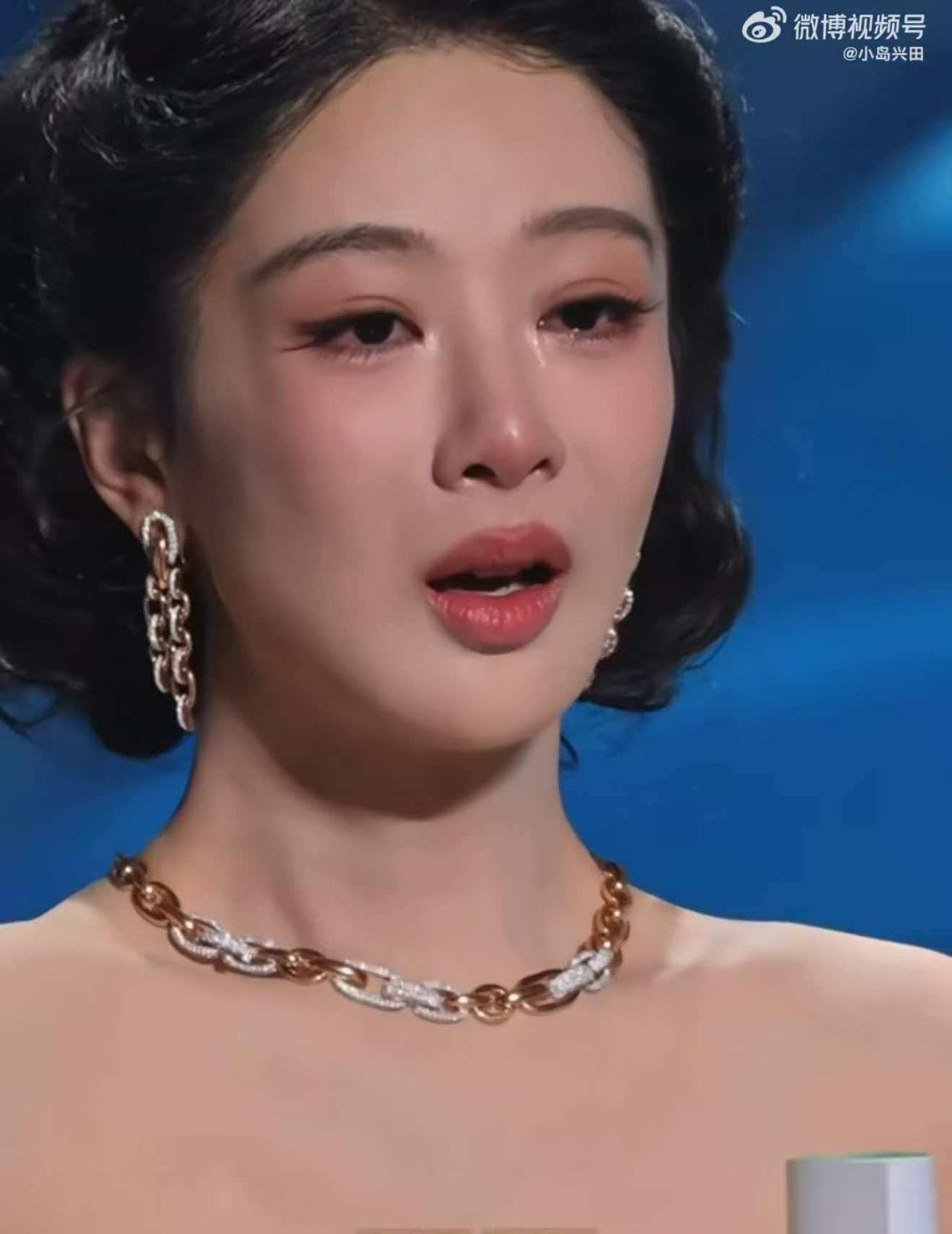 我问当化妆师的表妹，杨紫到底用的是什么粉底液？她在拿奖后哭得泪眼汪汪，底