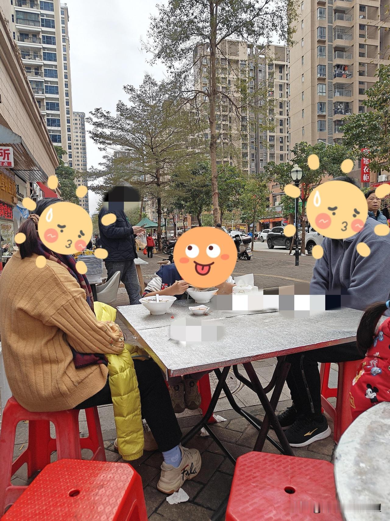 一对夫妻带娃周末从深圳跑来惠州大亚湾看房。一早上，我们出门吃杀猪粉，邻桌的一对夫