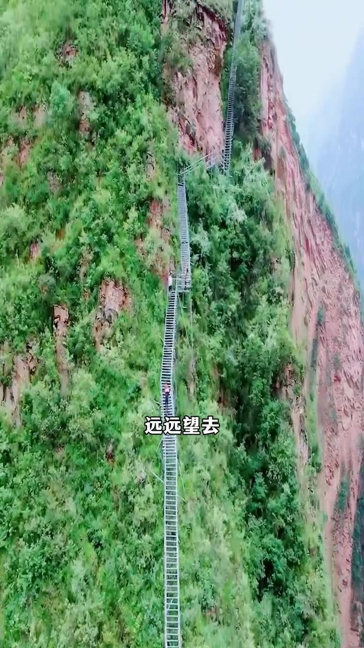 这是隐藏在四川大凉山深处的悬崖村，曾因村民攀爬218级藤梯出入而闻名。2016年