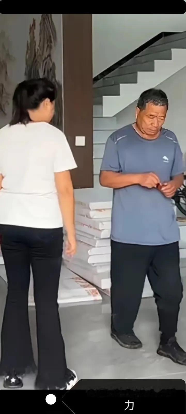 寒心，远道而来的父亲，在女儿家客厅抽烟，被女儿数落一顿说：你在客厅里抽烟，刚买装