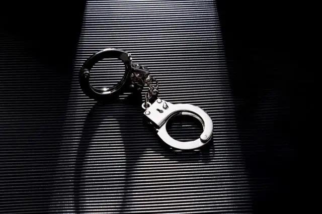 广东深圳，男子怀疑妻子给他戴绿帽，为了拿到证据，他往妻子鞋里放了一个带录音的定位