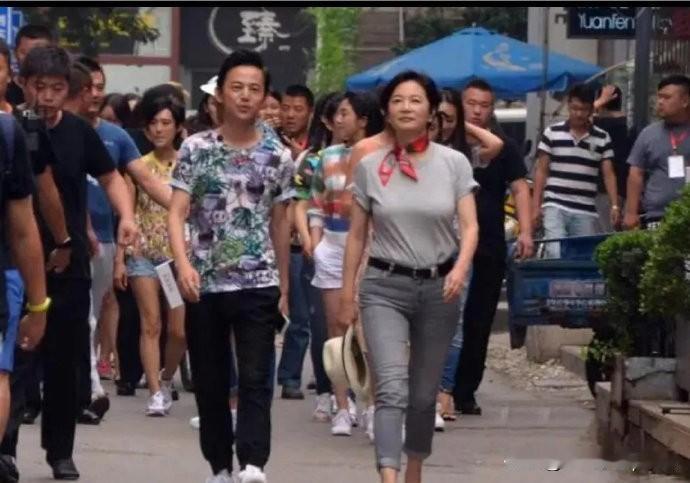 林青霞这状态真是绝了！哪像七十多岁的人啊，分明就是被岁月偏爱的女神。看她最近