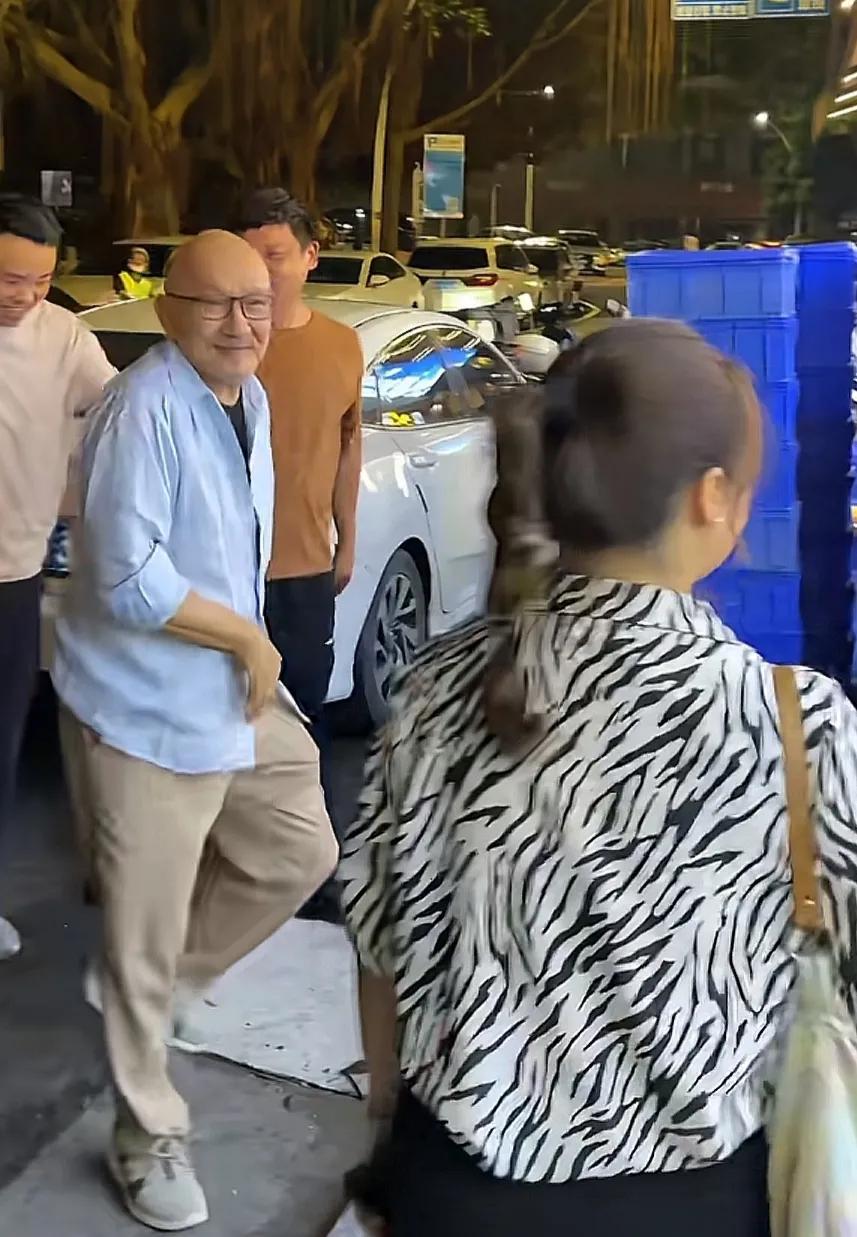 香港影坛大佬在江门大排档吃夜宵被偶遇，82岁仍精神奕奕，标志性光头让人一眼就认出