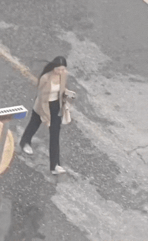 这位大哥，你咋骑的车，给人家碰了！