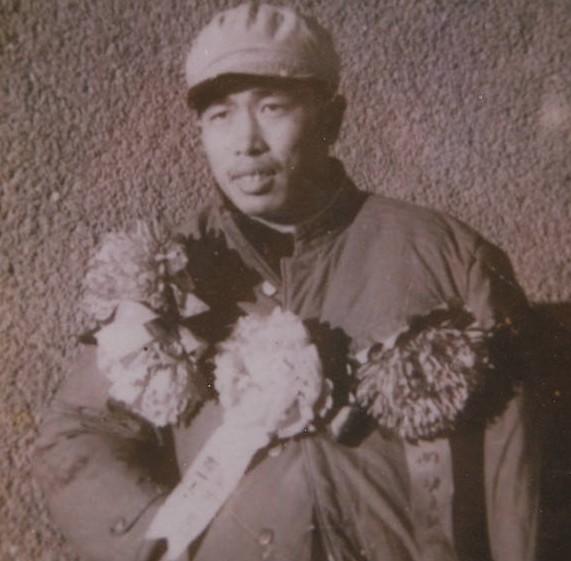 1951年10月16日,华龙毅驾驶战机在清川江上空遭遇了黑压压一片敌机机群,他和