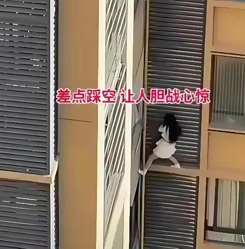 这男子也太不负责任了吧，看到自己的老婆刚刚出门，就迫不及待的打电话叫同1栋楼的情