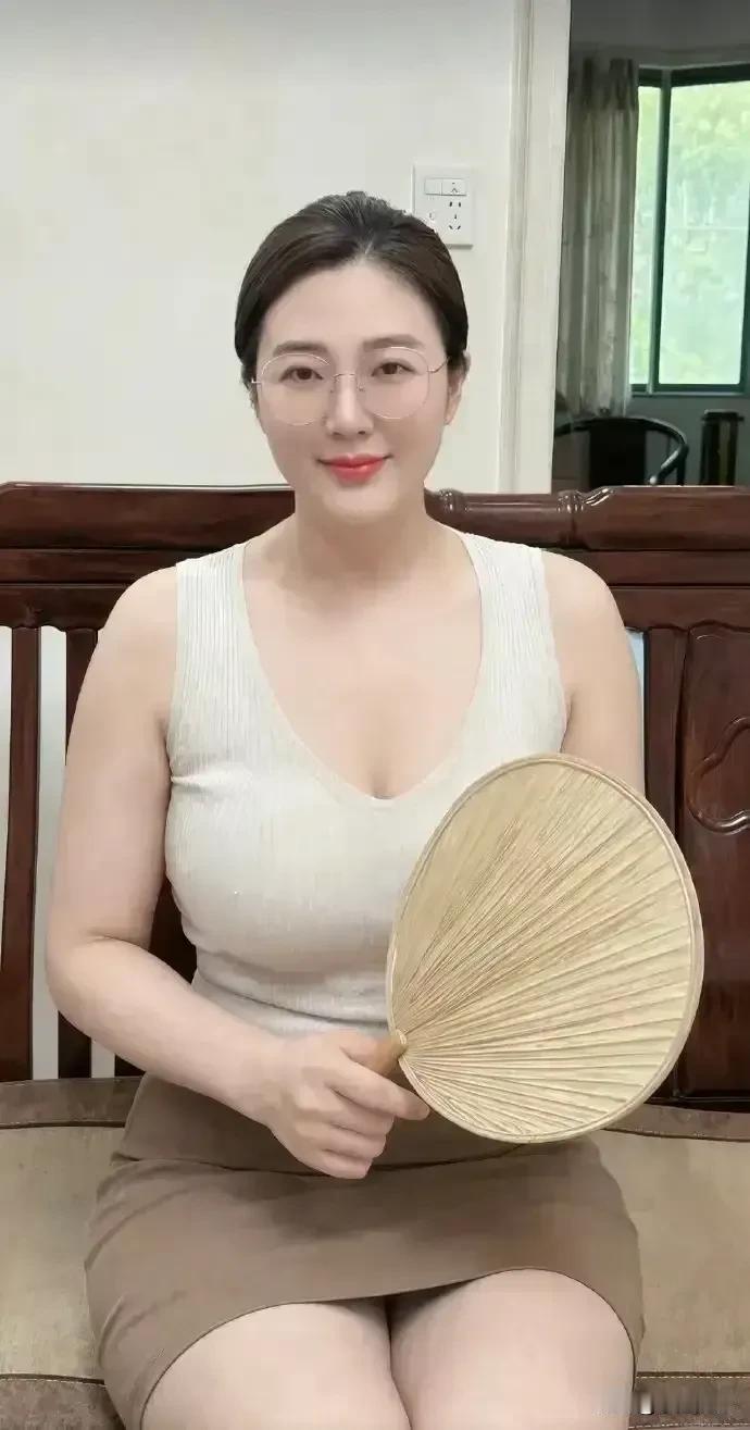 戴眼镜的女人真好看