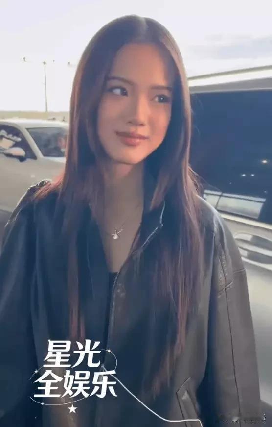 钟丽缇女儿机场被围，一个动作暴露真实家教钟丽缇家俩闺女刚从韩国飞回来，机场一