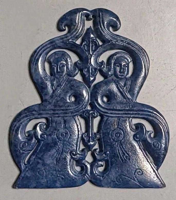 小时候穿妈妈亲手做的鞋。妈妈心灵手巧，每每看见好的鞋样，便去把个样自己做，