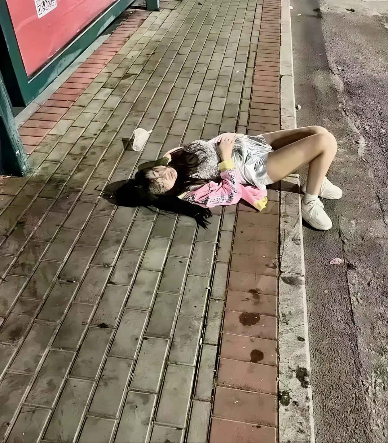 晚上坐公交车遇到的，能捡回家吗？