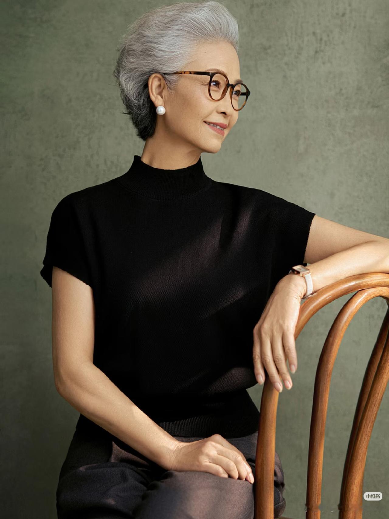 昨天看了几篇文章说染头发对人的危害性太大，现在无论年轻人还是老年人都喜欢染发，年