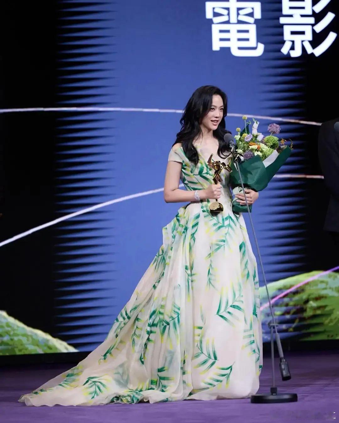 45岁汤唯戛纳拿奖，四种语言致谢…