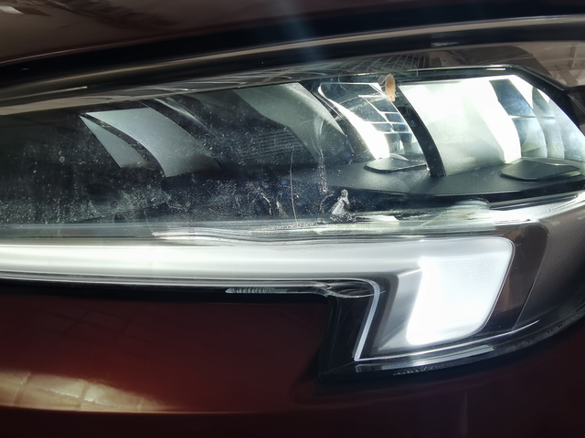 求指教需要更换总成吗22款君威，某天不小心灯罩刮了，看着有裂痕，不会进水。4