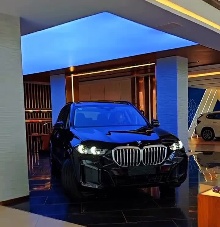 2025款宝马X5。封闭路段拍摄请勿随意模仿。