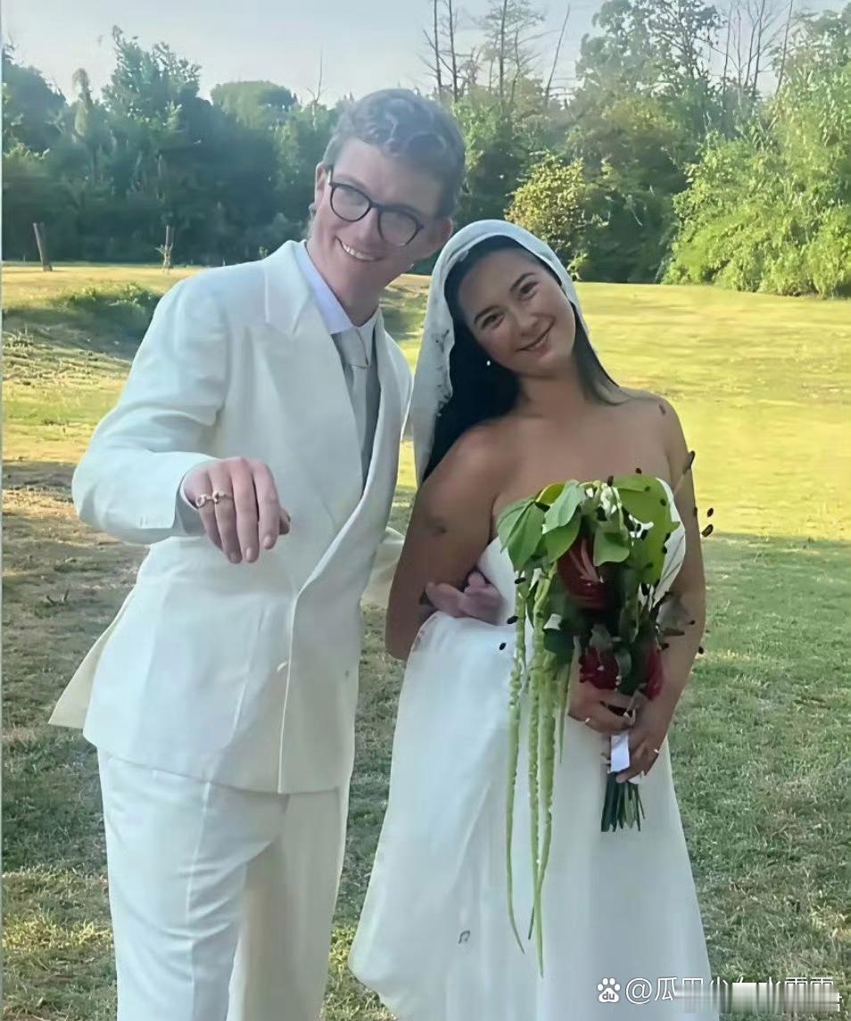 姜文女儿怀孕姜文要做外公了￼他女儿晒孕肚照￼官宣怀孕