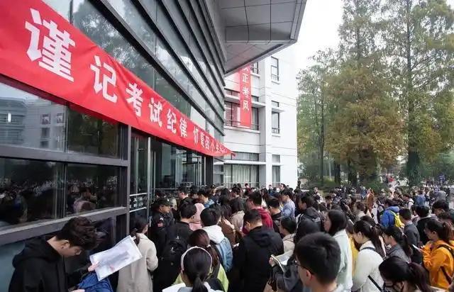 儿子考上了乡镇公务员，现在干了两年，每月工资到手2800，还有300块车补，五险