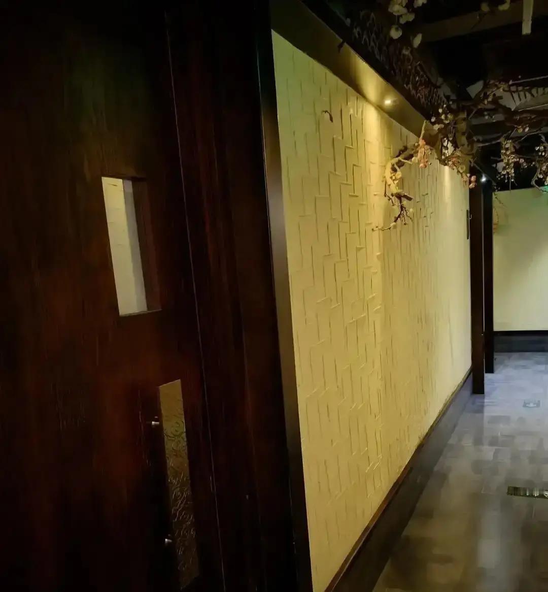 足疗店小姐姐拍视频说大哥做完139项目又甩手加钟398，她当场想哭。我看完心里