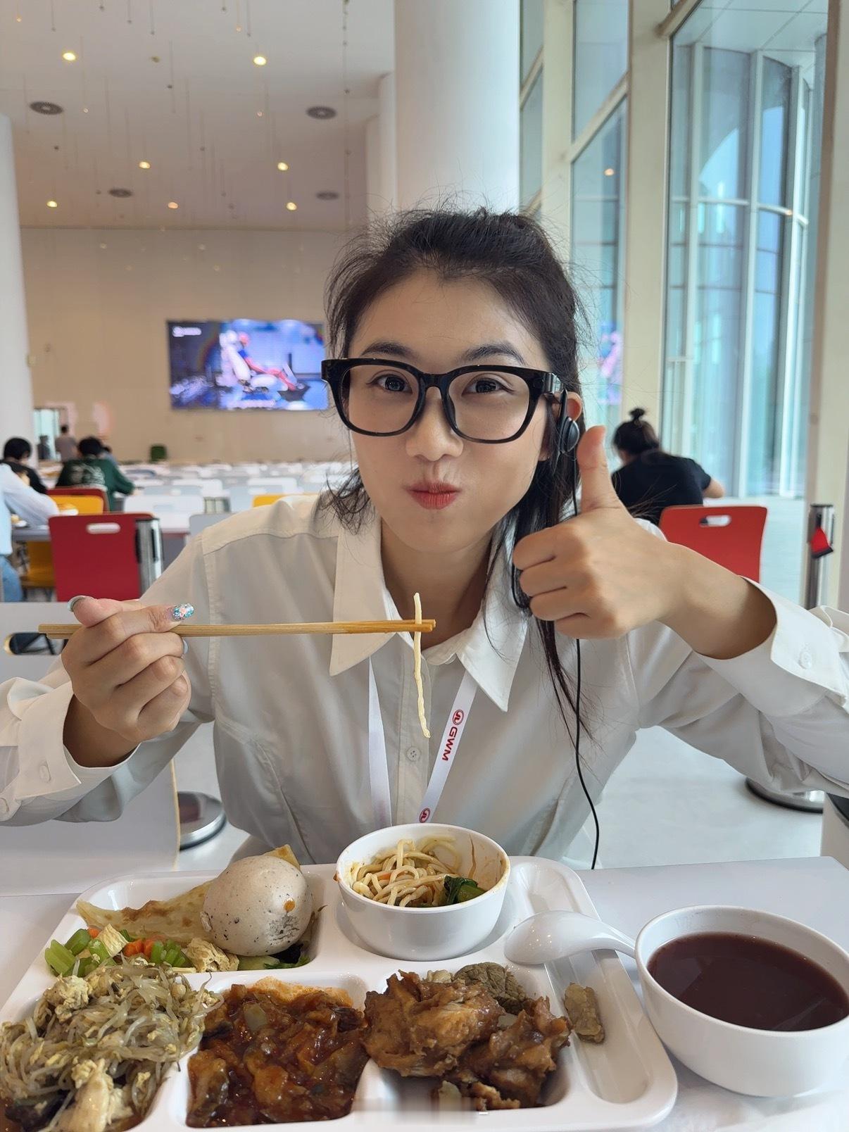 来哈弗餐厅吃午饭🍚自助餐种类好多，而且真好吃啊！！就很像家里做的菜，少油少盐，