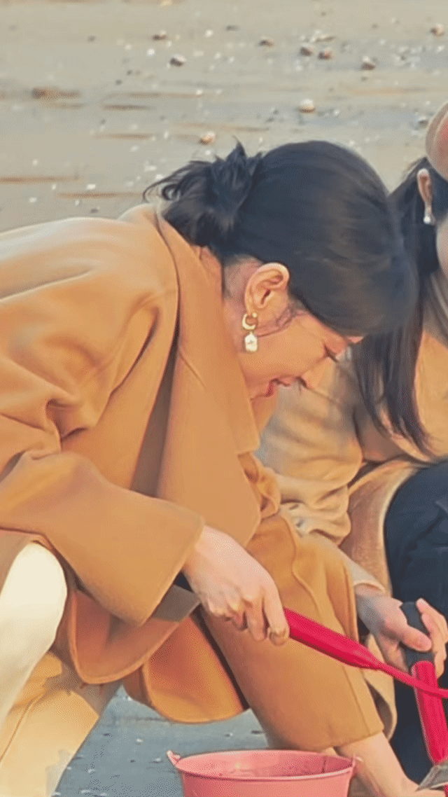 今日烟台街头偶遇刘敏涛！文创店里认真挑选，粉黛乱子草花海开心打卡，最后在海边展示