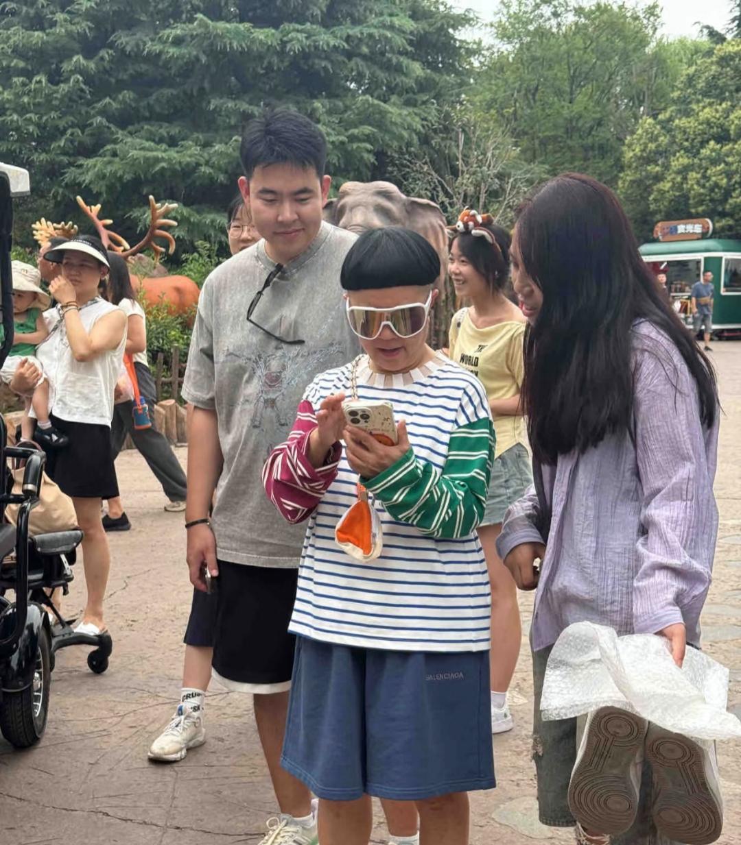 59岁金龟子在郑州被偶遇，这身打扮太一言难尽了，发型真的好丑。