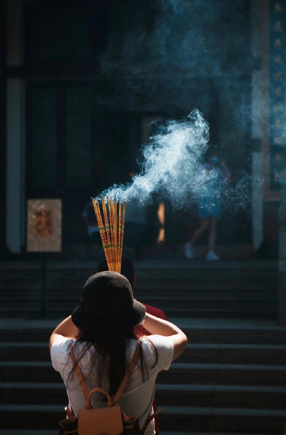 一位退休的厅级干部，临走前对我说：“普通人家的孩子，踩第一个大坑，往往在35岁。