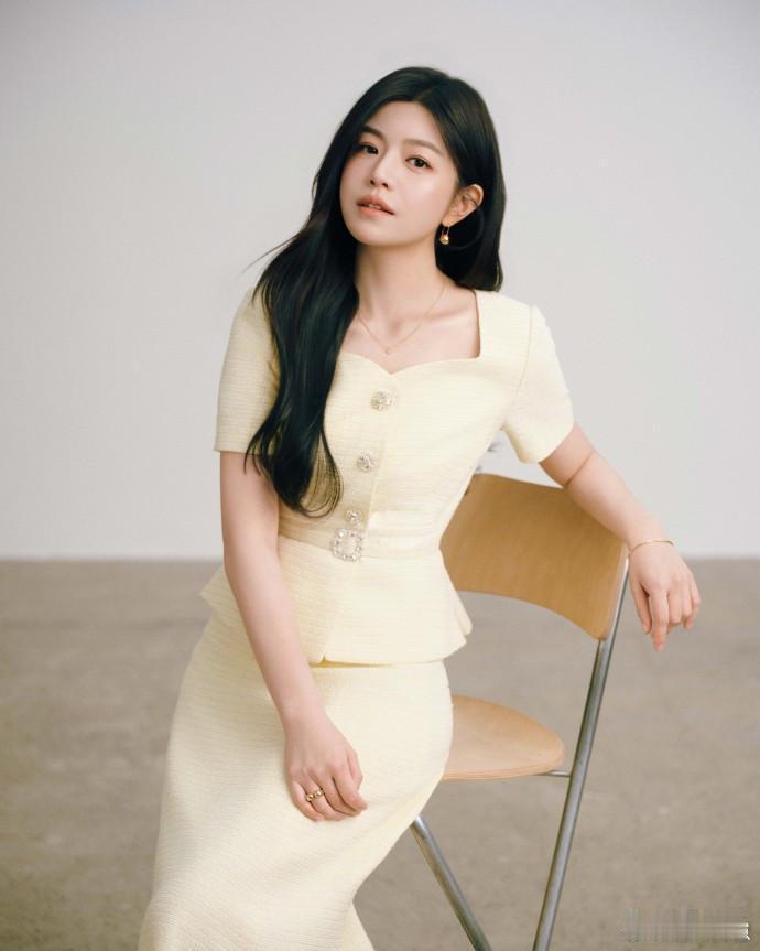 陈妍希气质出众脱俗，一身淡黄色套裙上身，尽显温婉优雅，高级感拉满。