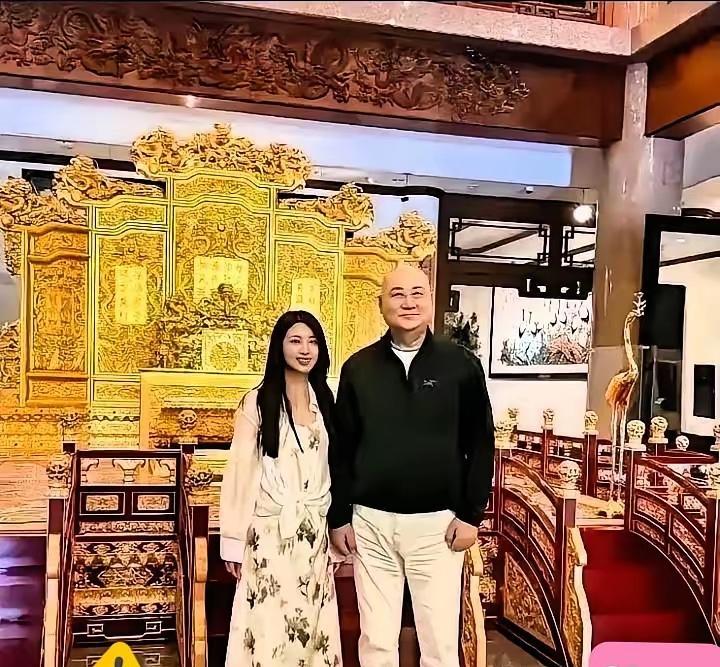 迟重瑞73岁，终于笑了。镜头里他搂着年轻姑娘，眼角褶子都舒展开了。想想过去30年