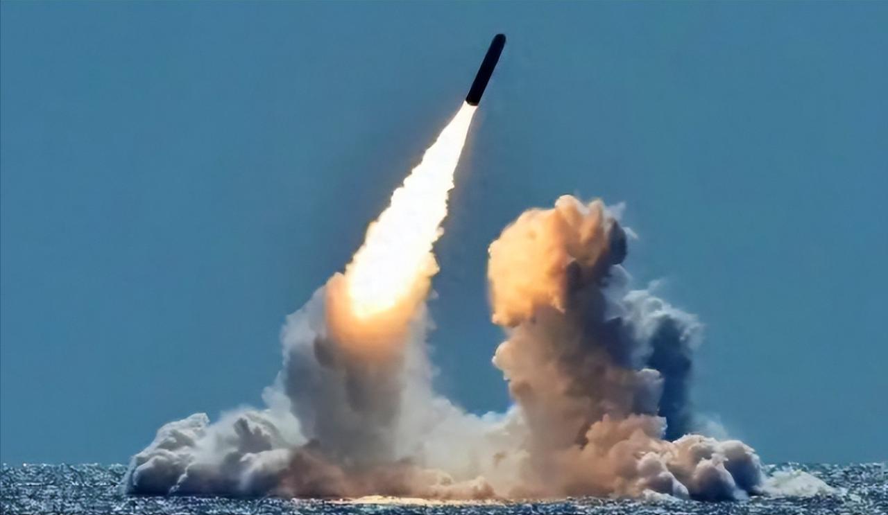 美国反华派认为，中国现政府跟清政府差不多，专制腐败，中国的所谓辉煌都是吹出来，中