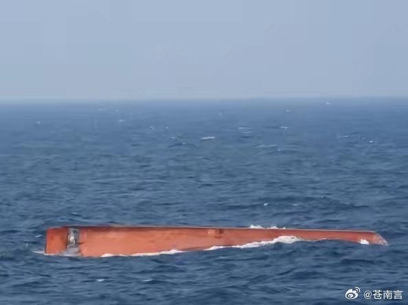 中国渔船公海倾覆画面曝光中国渔船在韩国附近公海倾覆！11月9日清晨，一艘载有11