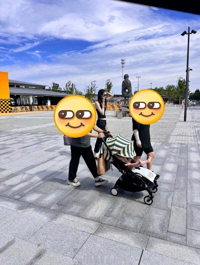 阿那亚偶遇何穗带孩子度假网友在阿那亚偶遇何穗出门遛娃度假，一身极简黑色吊带搭配