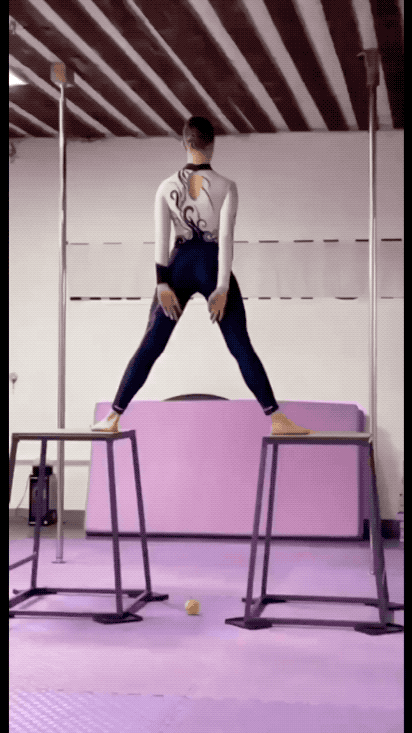 乌克兰美女运动员倒立咬苹果震惊世界：这姿势太炸裂了！近日一段令人瞠目结舌的柔韧表