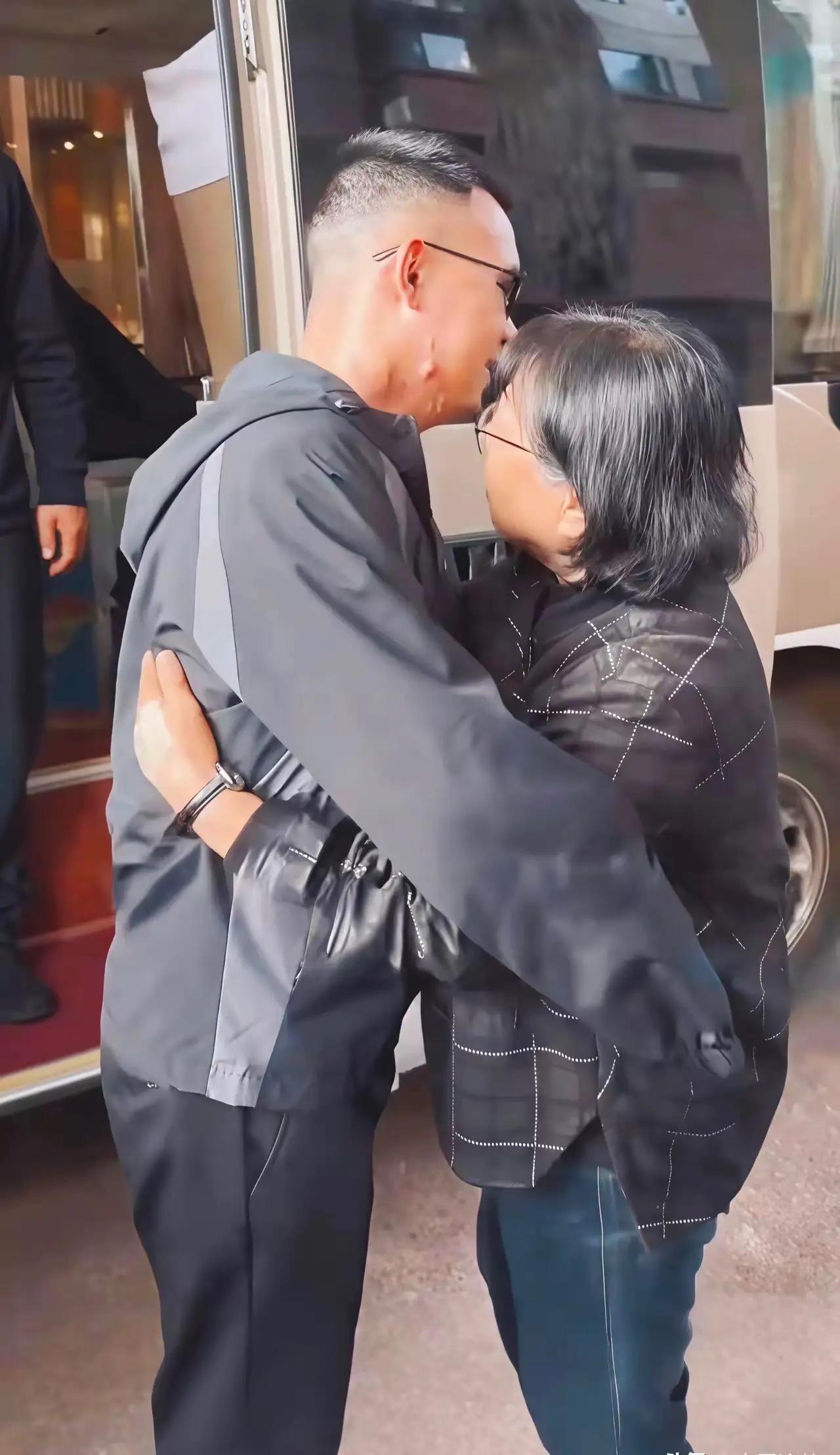 车刚停，张桂梅就冲了过去，一把抱住杜富国，不撒手。​扶他坐好，她伸手去握他的