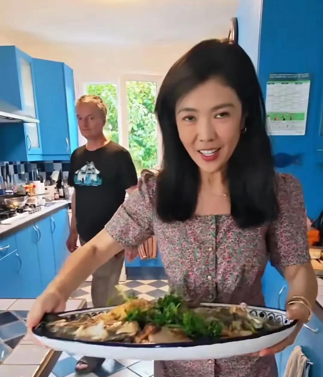 没想到女强人苏芒，还是一个贴心的好太太和好妈妈。在时尚领域叱咤风云几十年，和法