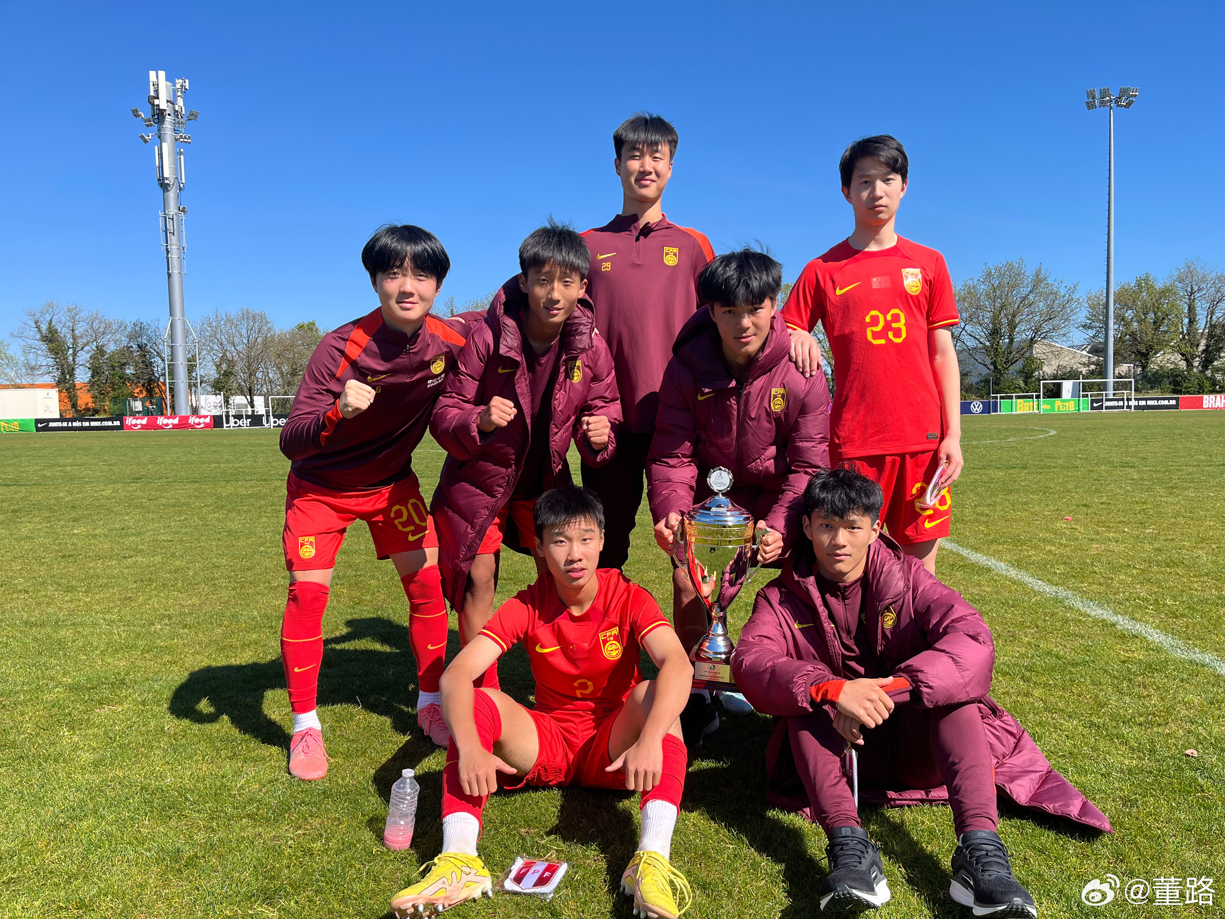 10国少击败秘鲁，终止连败！赛后，凯凯提议中国足球小将0的老伙计们来一张合影。