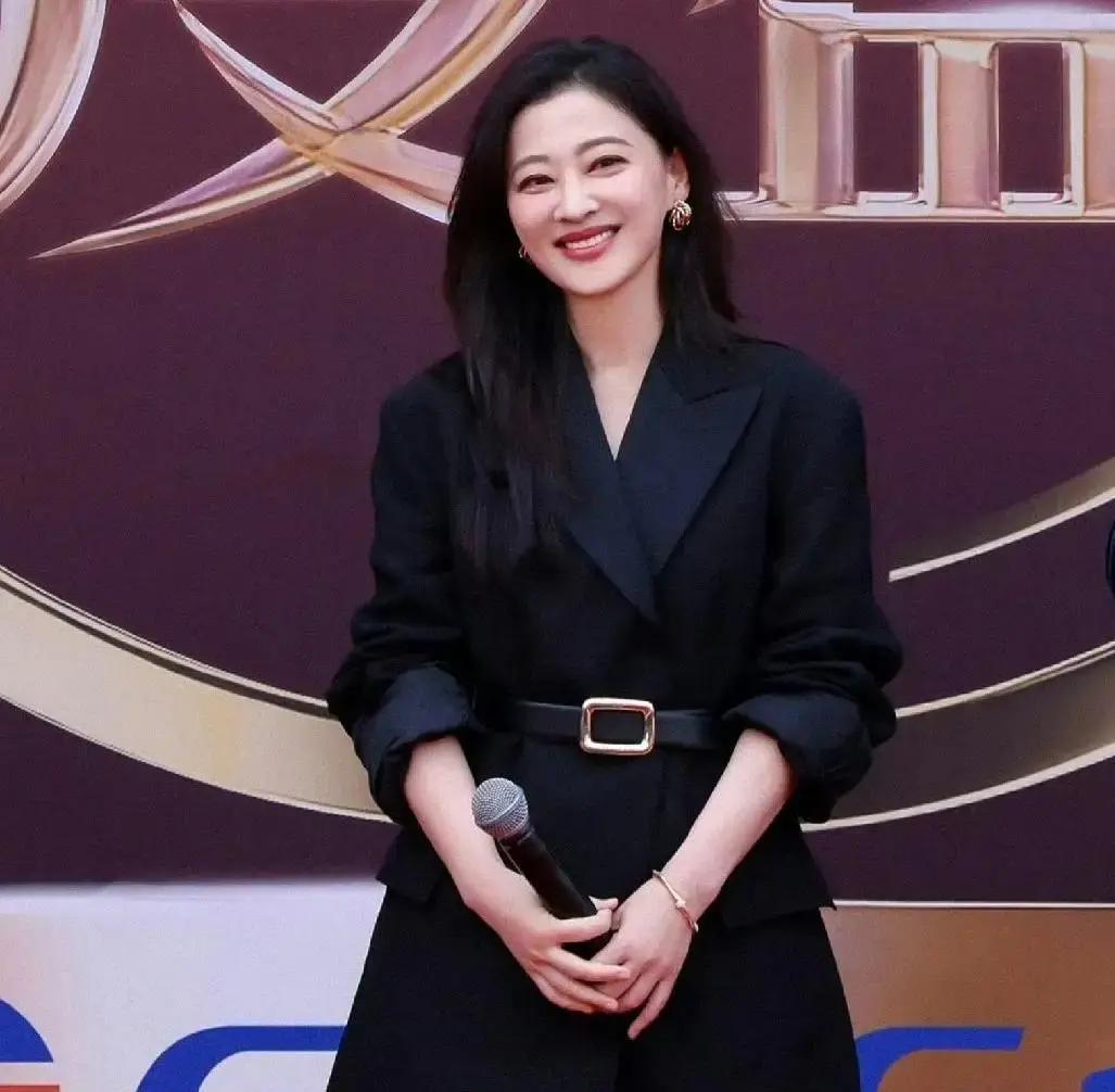 2025年4月5日，广东佛山一家商场里，一位穿汉服的女生被保安拦下，说她衣服太夸