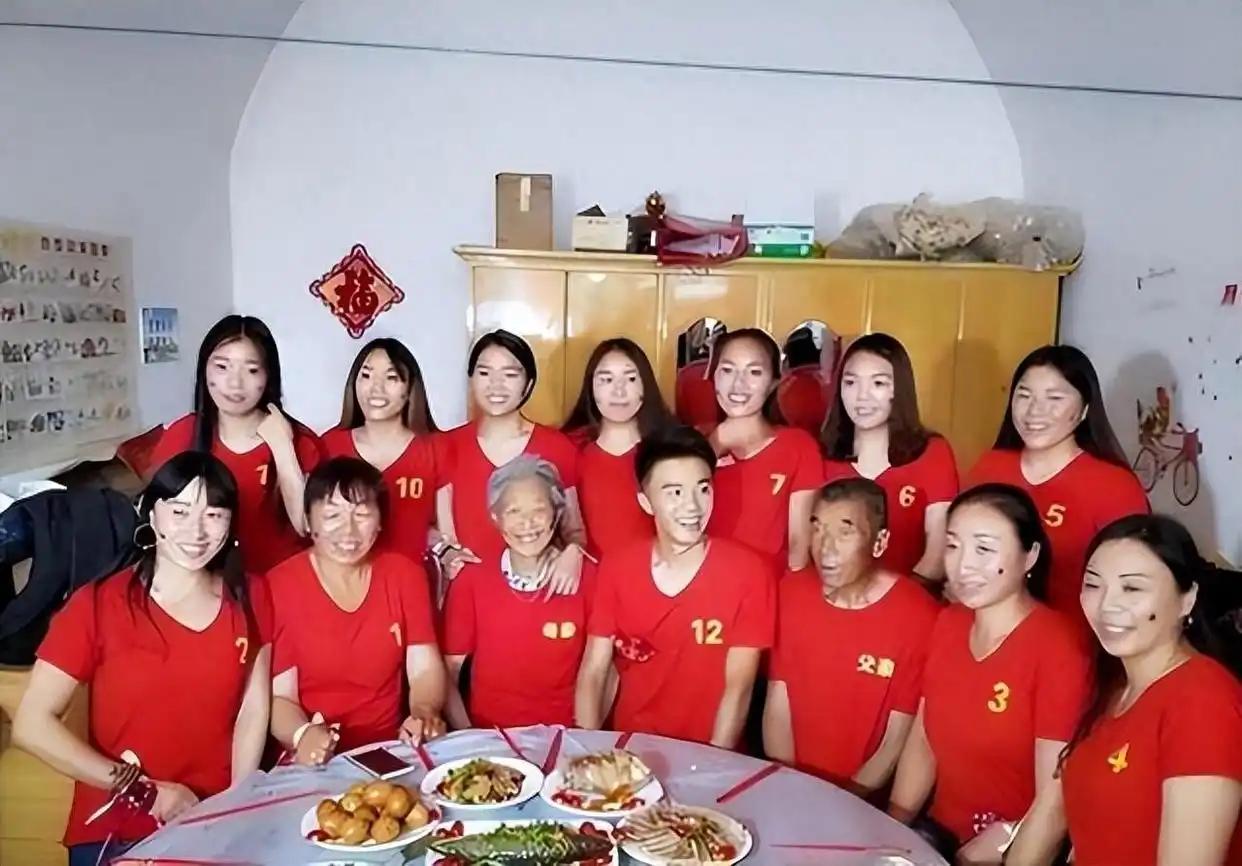 山西一对夫妻，生了11胎全是女儿，丈夫眼看妻子生不出儿子，无奈决定放弃。谁料，1
